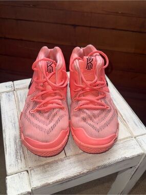 Nike Kyrie 4 - Youth Size 3